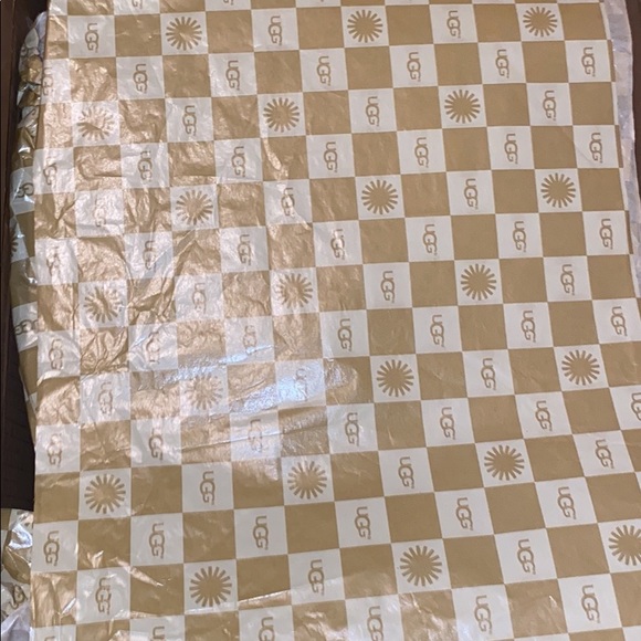 Uggs Bailey button triplet size 6 - Picture 3 of 7